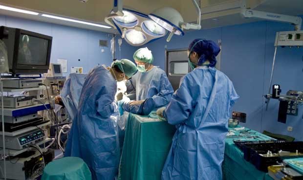 Los pacientes de La Ribera esperan 50 días menos para ser operados
