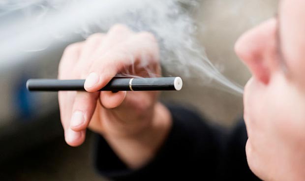 Padres que usan e-cigarrillos dañan más la salud de sus hijos