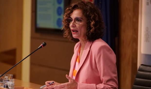  María Jesús Montero, ministra de Hacienda, informa de que los pagos a proveedores sanitarios rompen la barrera de los 5.000 millones.