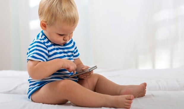 Los pediatras fijan la edad a la que los niños deben jugar con la tablet