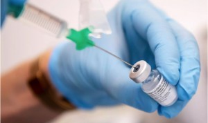 Los periodos largos entre vacunas covid presentan menos efectos adversos