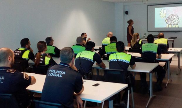 Los policías locales de Alicante aprenden a atender crisis epilépticas