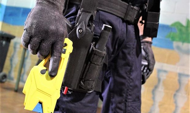 Los policías ven "idónea" la pistola eléctrica contra ataques a sanitarios