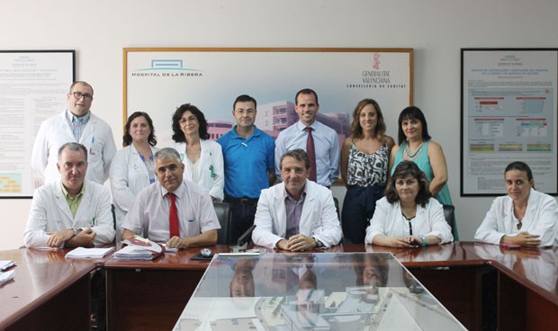 Los profesionales de La Ribera firman el nuevo convenio laboral