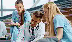 Los que no estudian Medicina "a los 22 años ya ganan dinero de verdad"