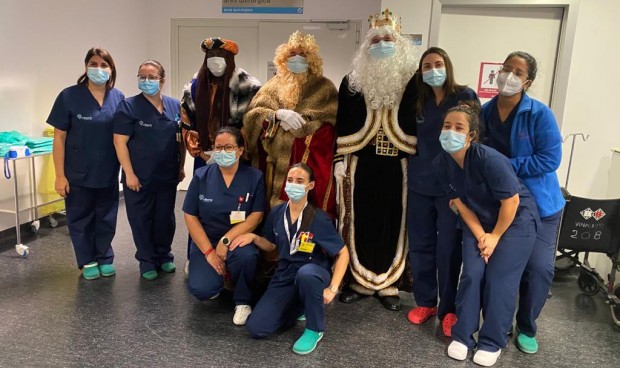 Los Reyes Magos visitan a los pacientes del Hospital del Vinalopó