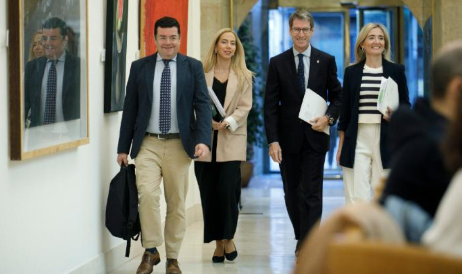  Gonzalo Capellán, presidente de La Rioja, entra con su equipo al Parlamento autonómico. 