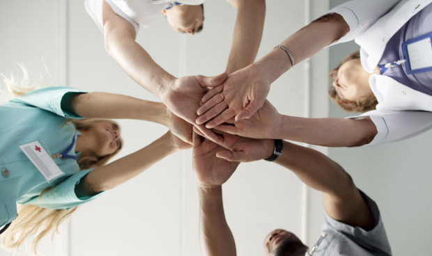 Imagen de recurso de varios sanitarios trabajando en equipo