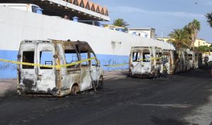 Los sindicatos tachan de "locura" la quema de ocho ambulancias en Canarias