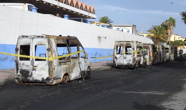 Los sindicatos tachan de "locura" la quema de ocho ambulancias en Canarias