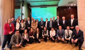 Los participantes del encuentro Farmacia Latina 2023, celebrado en Barcelona, posan en una foto de familia.  