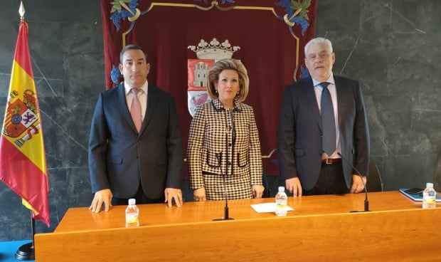 Eloy Ruiz, Violeta Martínez y Luis Alberto Álvarez presentan la nueva Gerencia de Salud de Salamanca. 
