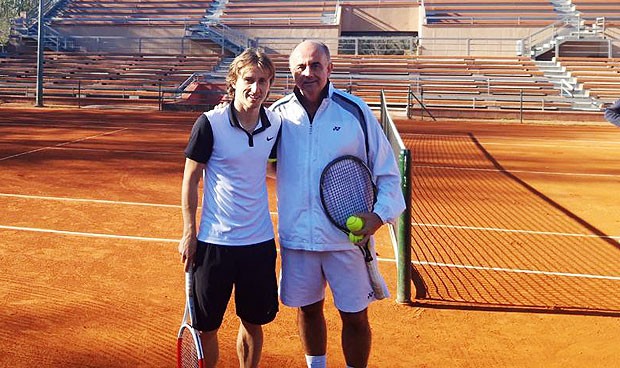 Luka Modric prueba el 'drive' de Zapatero en la cancha