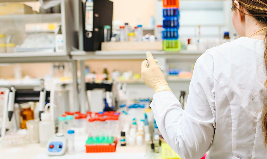 Farmacéutica en laboratorio.