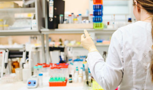 Farmacéutica en laboratorio.