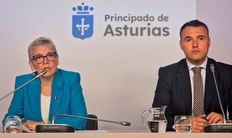 La consejera de Salud, Concepción Saavedra, y el consejero de Hacienda, Justicia y Asuntos Europeos, Guillermo Peláez, en la rueda de prensa posterior al Consejo de Gobierno.