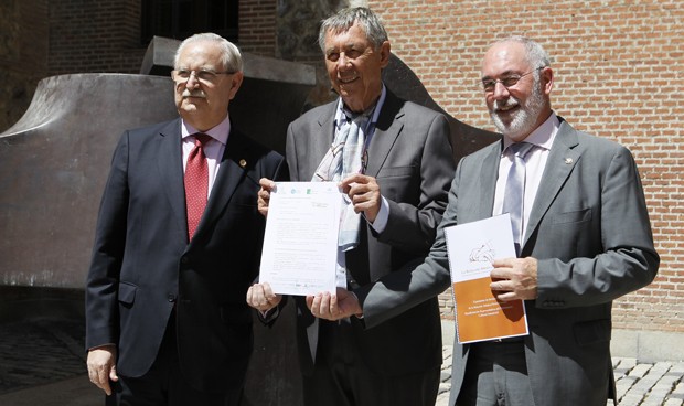 Machado y Chillida arropan a los médicos en su petición a la Unesco