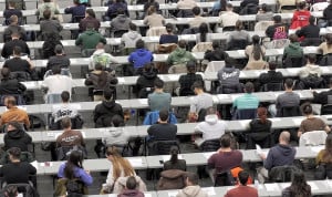 Personas haciendo un examen. 