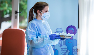 Una enfermera cumpliendo sus funciones.