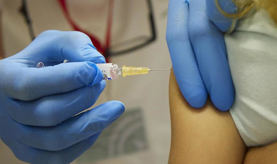 Inoculación de una vacuna contra el virus del papiloma humano, de las que la Comunidad de Madrid ha adquirido 320.000 nuevas dosis