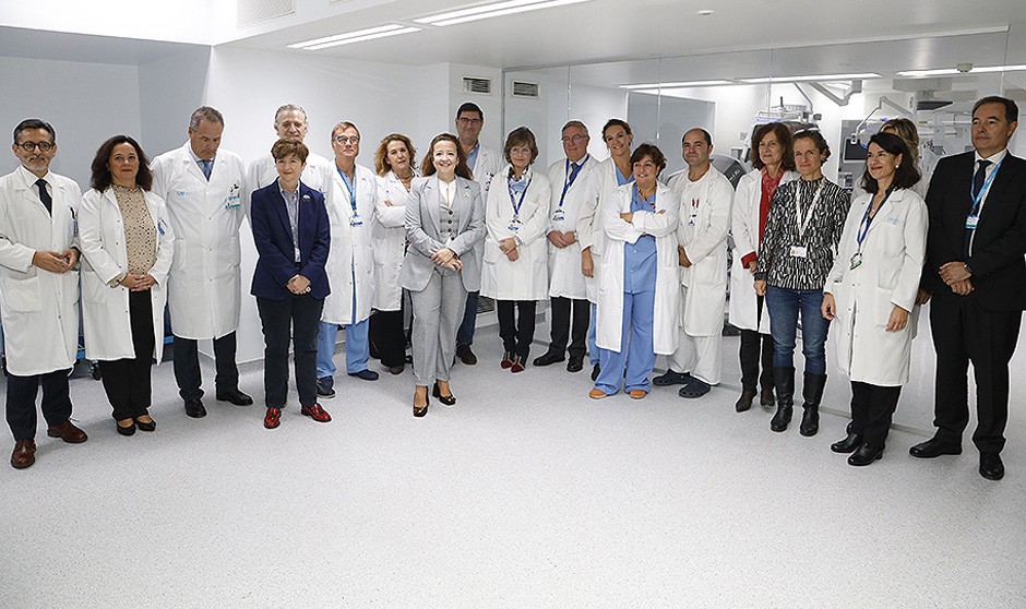 Fátima Matute, consejera de Sanidad de Madrid, visita el robot Da Vinci en el Clínico San Carlos, que ha realizado 3.000 intervenciones.