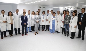 Fátima Matute, consejera de Sanidad de Madrid, visita el robot Da Vinci en el Clínico San Carlos, que ha realizado 3.000 intervenciones.