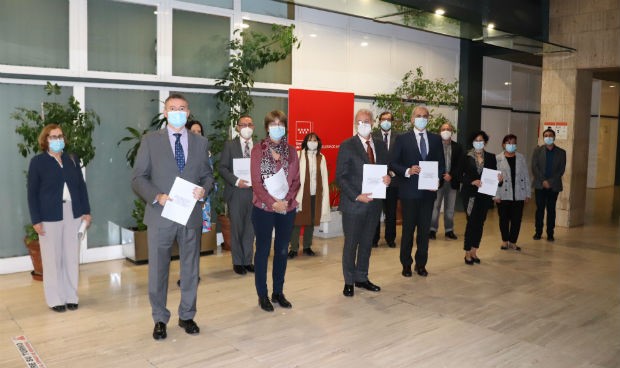 Madrid firma el primer convenio colectivo con la investigación biomédica