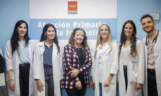 La consejera de Sanidad de Madrid, Fátima Matute, en su visita al Centro de Salud de Canillejas, donde ha dado datos del MIR y el EIR. 