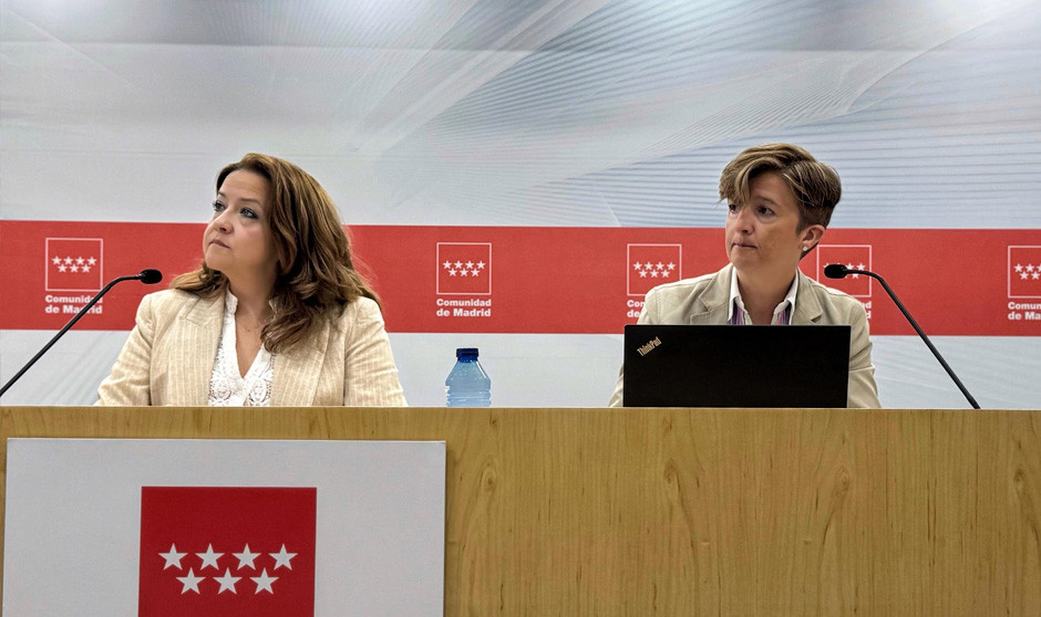 La consejera de Sanidad, Fátima Matute, y la gerente asistencial de hospitales, Mercedes Navío. 