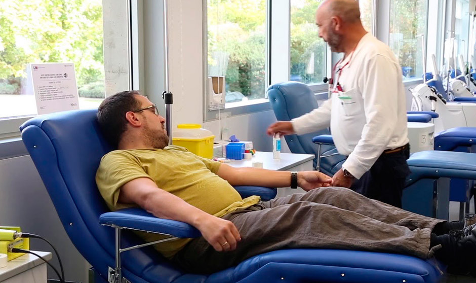 Una persona donando sangre que Madrid necesita por estar en "alerta roja"