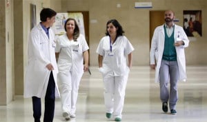 Médicos caminando en los pasillos de un hospital