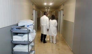 Sanitarios en un pasillo de un hospital de Madrid, afectado por la división de plantillas de la OPE sanitaria de 2022. 
