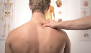 Manises alerta del aumento de los problemas de espalda entre jóvenes  
