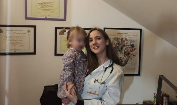 María Jesús Méndez compagina sus estudios de Medicina con sus deberes como madre de Áurea.