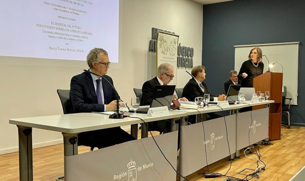 María Teresa Herranz toma posesión como académica de la Real Academia de Medicina y Cirugía de la Región de Murcia