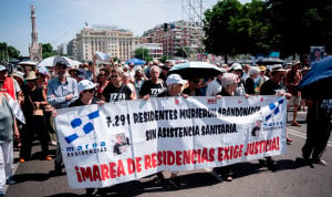  Cientos de personas durante una manifestación protocolos covid de Madrid. María Teresa Vidán, geriatra investigada por los protocolos covid de Madrid