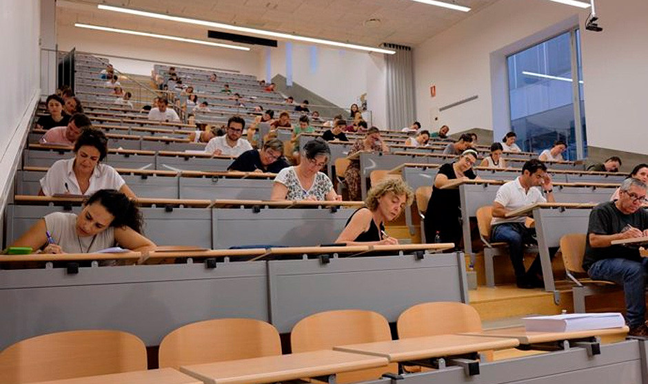 Marta, una TCAE, ha entrado en la carrera de Medicina con 42 años y duda sobre si hará el MIR en el futuro.