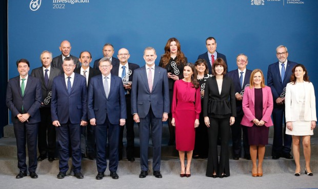 Foto de familia del rey Felipe VI; la reina Letizia; y la ministra de Ciencia, Diana Morant; junto a los premiados en investigación de Biología y Medicina en 2023. 