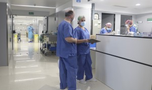 Dos médicos internistas en el pasillo de un hospital