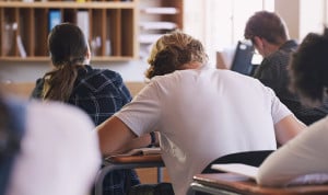 Profesionales rinden un examen para optar a una plaza fija en el SAS