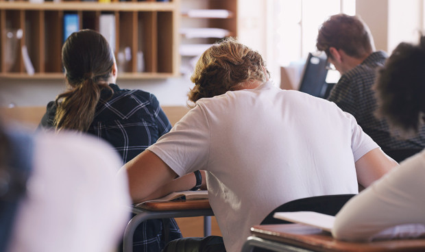 Profesionales rinden un examen para optar a una plaza fija en el SAS
