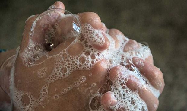 Más de la mitad de los profesionales sanitarios se lavan mal las manos