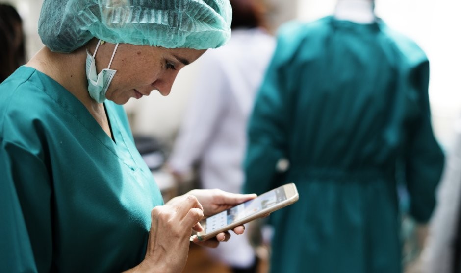 Médico usando el teléfono móvil