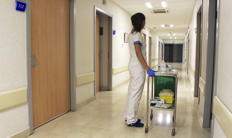 Una enfermera especialista en un hospital, centros en los que más del 60% de enfermeras especialistas no trabajan con contratos correctos.