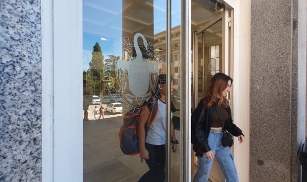 Los estudiantes de Medicina de la Complutense abogan por menos carga teórica y más práctica.