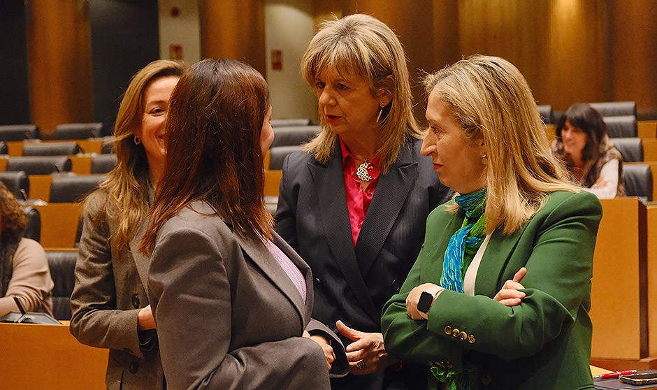  Las diputadas del PP María del Mar Vázquez, Elvira Velasco y Ana Pastor piden inversión y lazos con la industria frente al cáncer infantil.