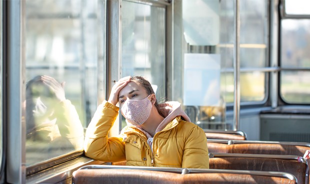Mascarillas y distancia de seguridad resultan "inútiles" al aire libre