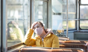 Mascarillas y distancia de seguridad resultan "inútiles" al aire libre