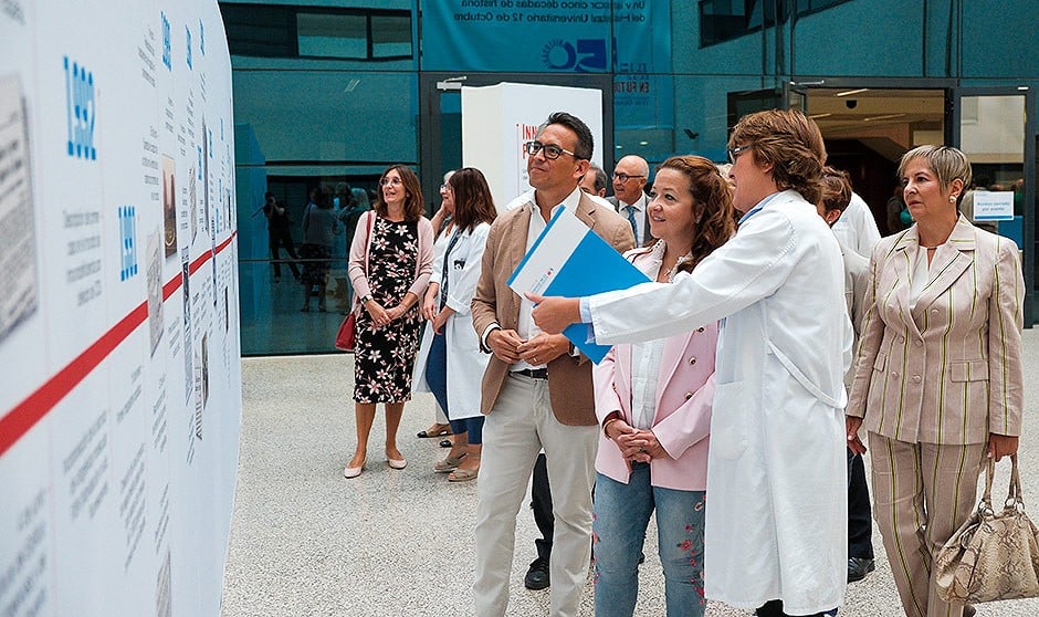  Inauguración de la exposición del 50º aniversario del Hospital 12 de Octubre con la consejera de Sanidad madrileña, Fátima Matute.