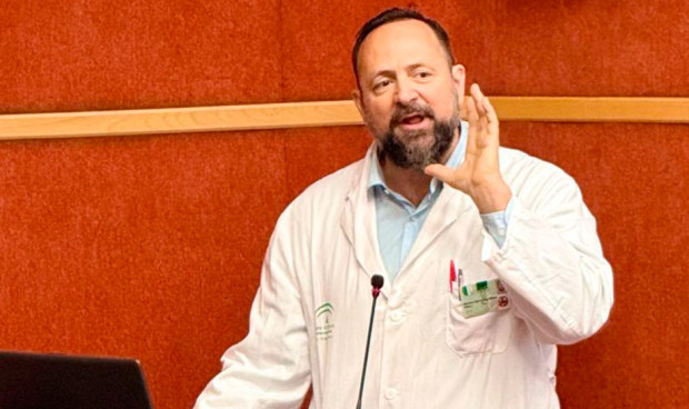 Médico internista en Sevilla, Máximo Bernabéu.